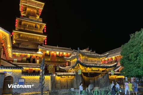 Tọa lạc tại khu thắng cảnh Wulingyuan của thành phố Trương Gia Giới, phố cổ Xibu giống như một điểm nhấn làm nổi bật văn hóa của nhóm dân tộc Tujia. (Ảnh: Xuân Mai/Vietnam+)