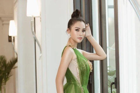 Tiểu Vy diện đầm công chúa trở thành đại sứ du lịch của Quảng Bình