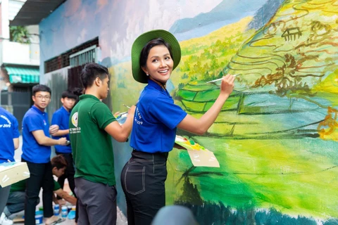 [Photo] H'Hen Niê, Hoàng Thùy làm Đại sứ chiến dịch Mùa Hè xanh 2019