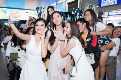 [Photo] Top 3 Miss World Việt Nam gây 'náo loạn' sân bay Tân Sơn Nhất