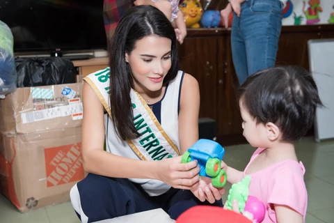 Đương kim Hoa hậu thế giới mang Trung Thu tới trẻ khuyết tật Việt Nam