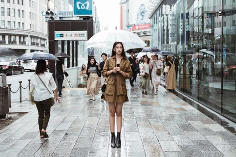 [Photo] Hoa hậu Tiểu Vy 'thả dáng' cực chất trên đường phố Nhật Bản