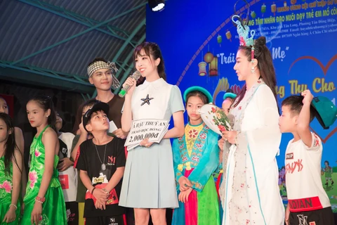 Á hậu Thúy An và Trung Thu ý nghĩa trước giờ thi Miss Intercontinental