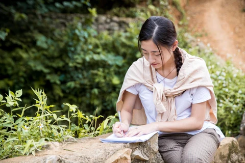 Lương Thùy Linh và bức thư viết tay đầy tâm huyết ngay trên quê hương Cao Bằng. (Ảnh: CTV/Vietnam+)