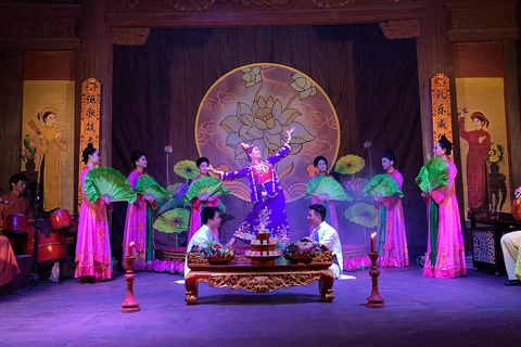 Một giá hầu đồng được tái hiện trên sân khấu của nhà hát chèo Nam Định. (Ảnh: Xuân Mai/Vietnam+)