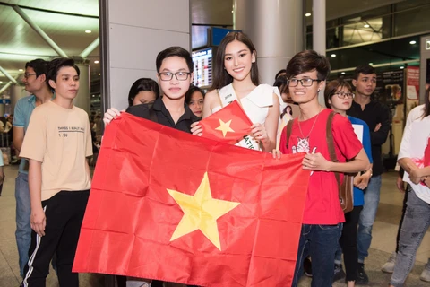 Miss International:Tường San lên đường trong vòng vây người hâm mộ