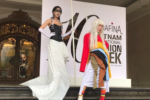 Sôi động hoạt động đường phố của tuần thời trang quốc tế Thu Đông