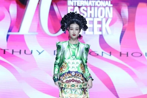 Hoa hậu Đỗ Mỹ Linh hóa ''Mỵ Châu'' kiều diễm trên sàn diễn thời trang