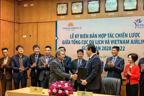 Cái bắt tay cho giai đoạn hợp tác mới của Tổng cục Du lịch và Vietnam Airlines. (Ảnh: M.Mai/Vietnam+)