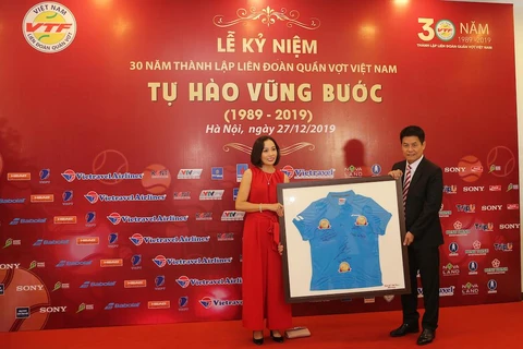 Ông Nguyễn Quốc Kỳ, Chủ tịch Liên đoàn Quần vợt Việt Nam nhận quà từ hãng Babolat Việt Nam. (Ảnh: CTV/Vietnam+)