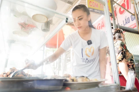 [Photo] Á hậu Kim Duyên giản dị phụ gia đình bán cơm ngày về thăm nhà