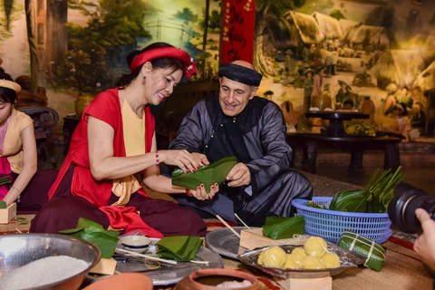 Bạn bè quốc tế thích thú tập gói bánh chưng và trải nghiệm Tết Việt