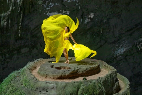 [Photo] Hoa hậu H'Hen Niê và vũ điệu ở Vườn Địa Đàng-Sơn Đoòng