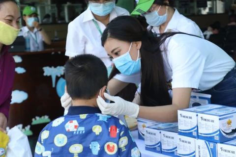 [Photo] Á hậu Kim Duyên chung tay cùng cộng đồng chống dịch COVID-19