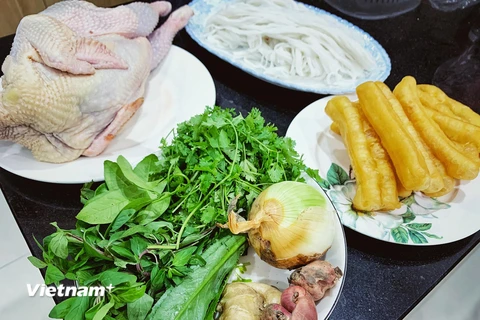 [Photo] Hướng dẫn cách nấu món phở gà già thơm ngon "đúng điệu"