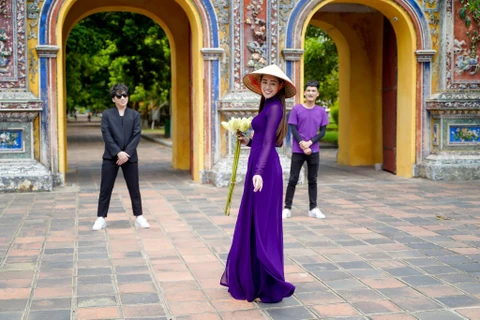 [Photo] Hoa hậu Khánh Vân dịu dàng trong tà áo dài xứ Huế mộng mơ