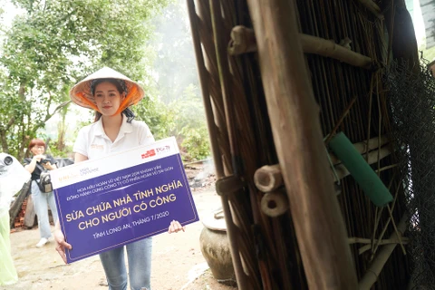 [Photo] Hoa hậu Khánh Vân lội đất đi thăm bà con nghèo Long An