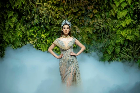 Hoa hậu Khánh Vân lần đầu đội vương miện trên sàn diễn thời trang