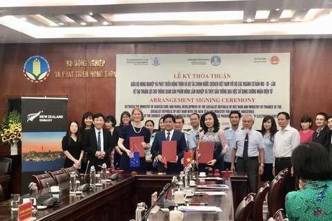 Lễ ký kết bản thỏa thuận hợp tác nhằm thành lập hệ thống chứng nhận điện tử song phương đầu tiên dành cho các sản phẩm thực phẩm và nông-lâm nghiệp giữa Việt Nam và New Zealand ngày 21/7, tại Hà Nội. (Ảnh: Lam Phan/Vietnam+)