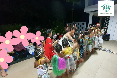 Hoa hậu Khánh Vân trao vương miện cho các em nhỏ. (Ảnh: Ngôi nhà OBV)