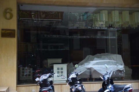 Khách sạn đóng cửa, phủ bạt trong những ngày COVID-19 trở lại Hà Nội. (Ảnh: Nhạc Nguyễn/Vietnam+)