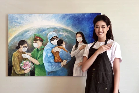 Hoa hậu Khánh Vân cùng tác phẩm của mình. (Ảnh: CTV/Vietnam+)