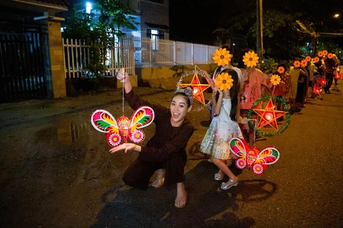 Khánh Vân tổ chức rước đèn Trung Thu cho các em gái thiệt thòi ở ngôi nhà OBV. (Ảnh: Thiên An)