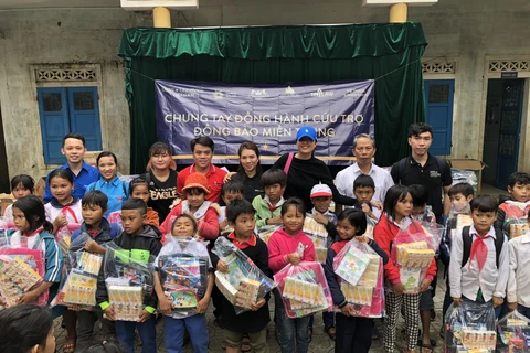 Đoàn thiện nguyện đến với các em nhỏ Quảng Trị. (Ảnh: CTV/Vietnam+)