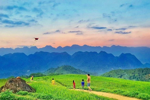 Du khách thả diều giữa bức tranh thiên nhiên tuyệt đẹp Pù Luông. (Ảnh: CTV/Vietnam+)