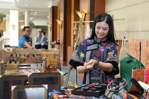 Hoa hậu Ngọc Hân rất ưa chuộng các sản phẩm dệt thổ cẩm thủ công cúa đồng bào dân tộc thiểu số Đắk Nông. (Ảnh: CTV/Vietnam+)