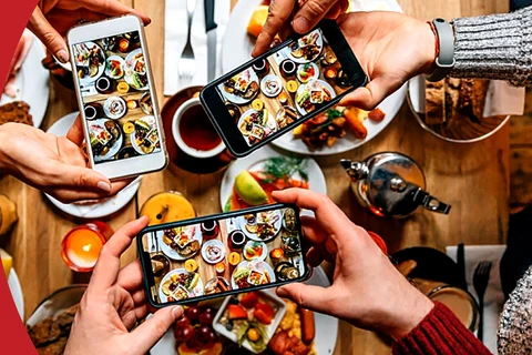 Smartphone trong xã hội hiện đại đã trở thành phương tiện kết nối và cung cấp thông tin nhanh chóng, hiệu quả cho hàng tỷ du khách khắp nơi trên thế giới. (Ảnh minh họa: CTV/Vietnam+)