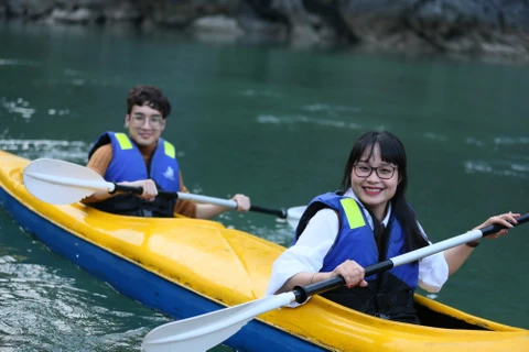 [Photo] Chèo thuyền kayak trên vịnh Lan Hạ tuyệt đẹp giữa mùa Đông