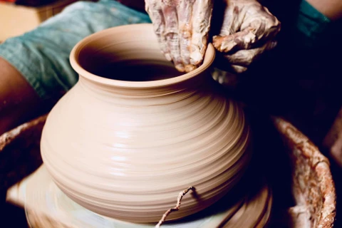 Đôi bàn tay của người thợ vuốt gốm thủ công Phạm Anh Đạo. (Ảnh: Mỹ Trinh/Vietnam+)