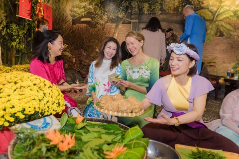 Bạn bè quốc tế hào hứng diện áo dài trải nghiệm Tết cổ truyền Việt Nam