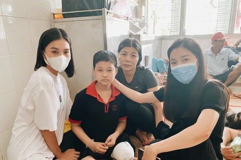 Tiểu Vy đến thăm và tài trợ viện phí cho các bệnh nhi có hoàn cảnh đặc biệt khó khăn. (Ảnh: CTV/Vietnam+)