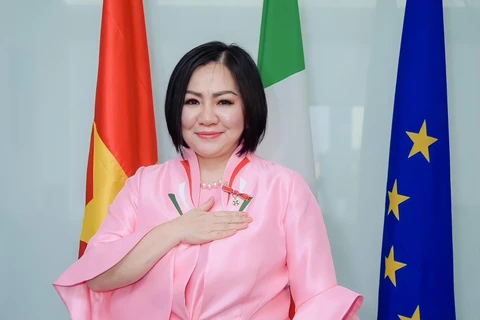 Bà Trang Lê được nhận Huân chương Công trạng, tước hiệu Hiệp sỹ do những đóng góp trong việc thúc đẩy mối quan hệ giữa Việt Nam và Italy trong lĩnh vực thời trang. (Ảnh: CTV/Vietnam+)