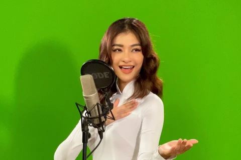 Á hậu Kiều Loan thể hiện ca khúc "Việt Nam tử tế." (Ảnh: CTV/Vietnam+)