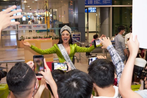 Người hâm mộ tiễn Kim Duyên lên đường chinh phục Miss Universe 2021
