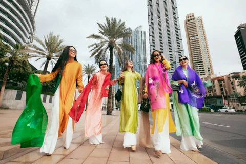 Bất ngờ bắt gặp những sắc màu áo dài Việt rực rỡ trên đường phố Dubai