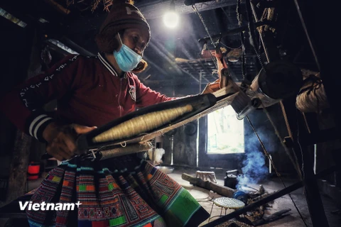[Photo] Độc đáo nghề dệt vải lanh của người H'Mông ở Vân Hồ 