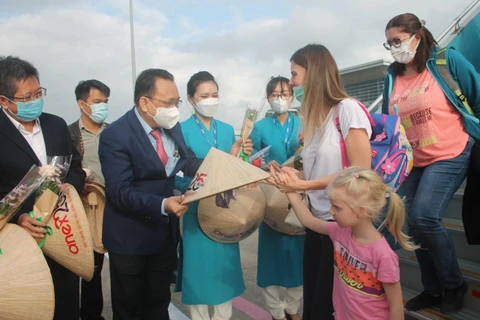 Du khách quốc tế trở lại du lịch Việt Nam theo chương trình thí điểm Hộ chiếu vaccine. (Ảnh: CTV)