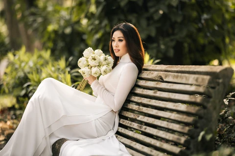 Hoa hậu Khánh Vân tôn vinh áo dài Việt Nam với vẻ đẹp tinh khôi 