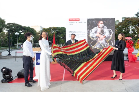 H'Hen Niê quảng bá áo dài Việt tại Triển lãm Ảnh Báo chí Thế giới
