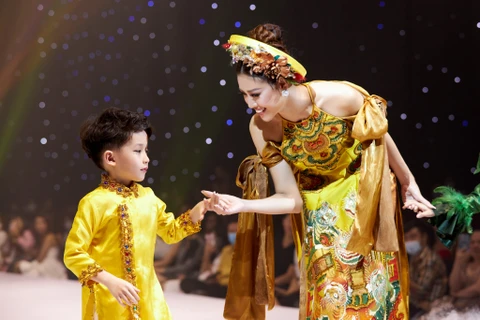 [Photo] Hoa hậu Khánh Vân trở lại sàn diễn thời trang cùng mẫu nhí
