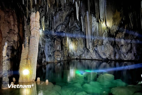 [Photo] Bí ẩn hồ nước lớn xanh ngắt trong hang động trên đỉnh núi