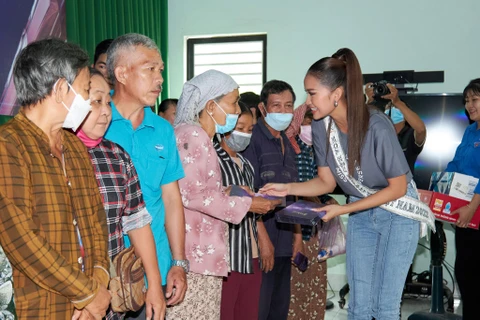 Ngọc Châu trao quà cho các hoàn cảnh khó khăn ở quê nhà Tây Ninh. (Ảnh: CTV/Vietnam+)