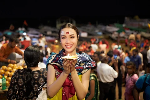 Á hậu Thủy Tiên làm lễ cầu an trên sông Hằng. (Ảnh: CTV/Vietnam+)