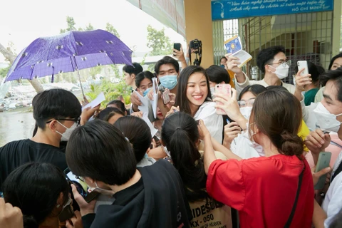 Á hậu Kim Duyên trong vòng tay người hâm mộ khi thiện nguyện tại quê nhà. (Ảnh: CTV/Vietnam+)