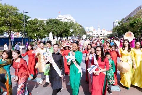 Hoa hậu H'Hen Niê cùng hàng nghìn người diễu hành tôn vinh áo dài Việt