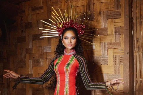 Hoa hậu H'Hen Niê đội vương miện làm từ càphê, diện áo dài thổ cẩm tôn vinh bản sắc văn hóa quê hương Tây Nguyên. (Ảnh: CTV/Vietnam+)